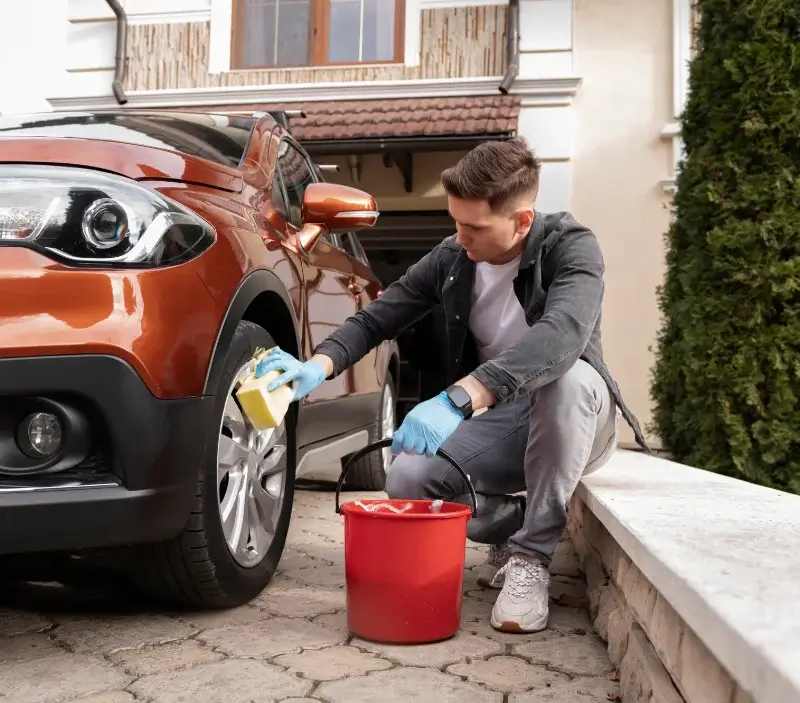 Lavage auto à domicile Moulézan : professionnel intervenant sur un véhicule